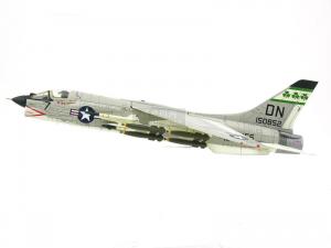 1/72 F-8E CRUSADER U.S.MARINE CORPS VMF(AW)-333 1967 한정판 (CE601482GY)