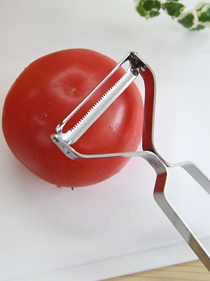 껍질만 벗겨내는 토마토칼